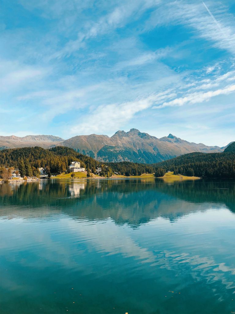 Paysage de jour au bord d'un lac